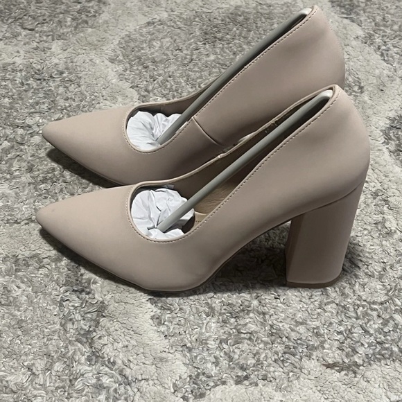 Shoes - Women's IDIFU IN4 Pumps - Closed Toe Heels with Chunky Block Heels Size 8